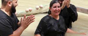 Oriente Médio: batizados no Rio Jordão